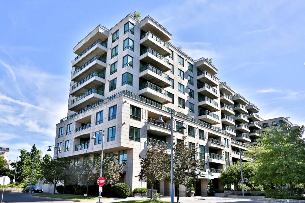 20 Scrivener Square Suite 811 in Rosedale, Toronto