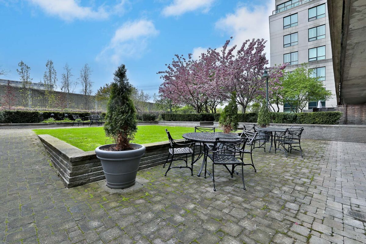 20 Scrivener Square Suite 811 in Rosedale, Toronto
