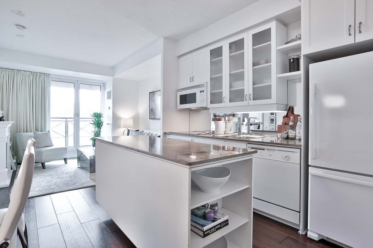 20 Scrivener Square Suite 811 in Rosedale, Toronto